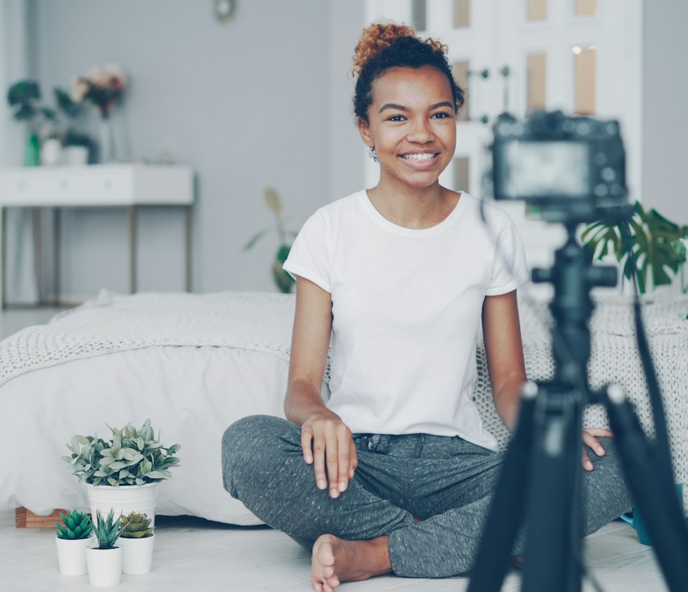 Une créatrice de contenu se filme