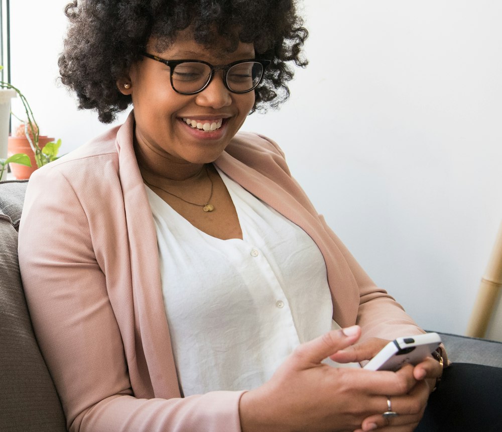 Une cliente consulte une publicité sur son téléphone