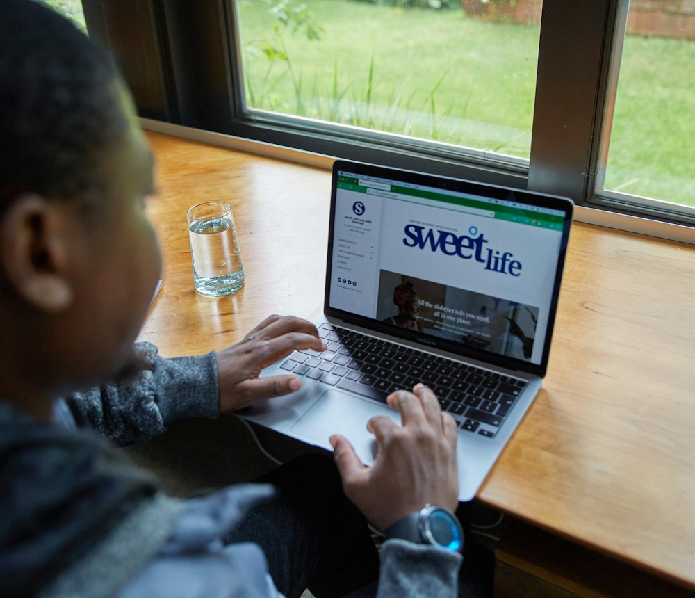 Un entrepreneur travaille sur le site de son entreprise